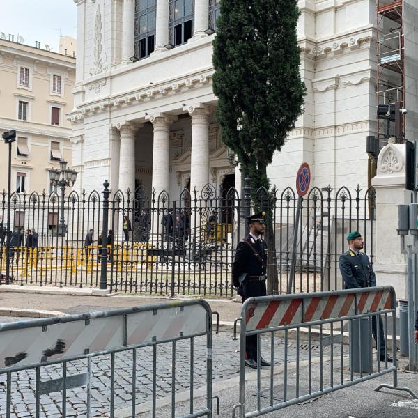 7 ottobre 2023, sinagoga blindata e sfilata di autorità a Roma. Corteo pro-Palestina, il prefetto: “Attacco preordinato” | FOTO e VIDEO