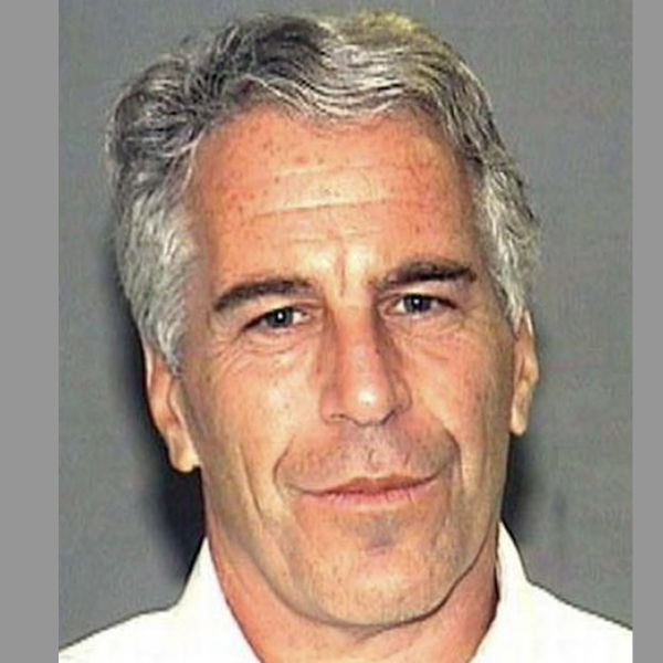 Caso Epstein, una delle vittime rivela: “Conservava video hot di Trump, Clinton e il principe Andrea”