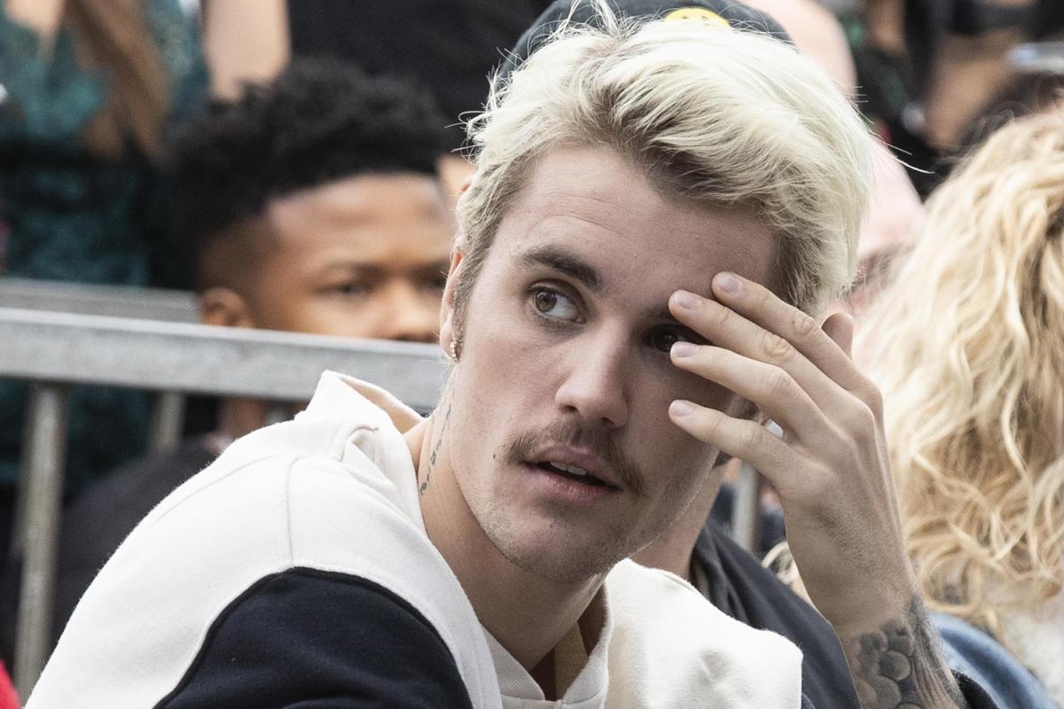 Justin Bieber allatta sul web e scoppiano le polemiche. Ecco la fot…