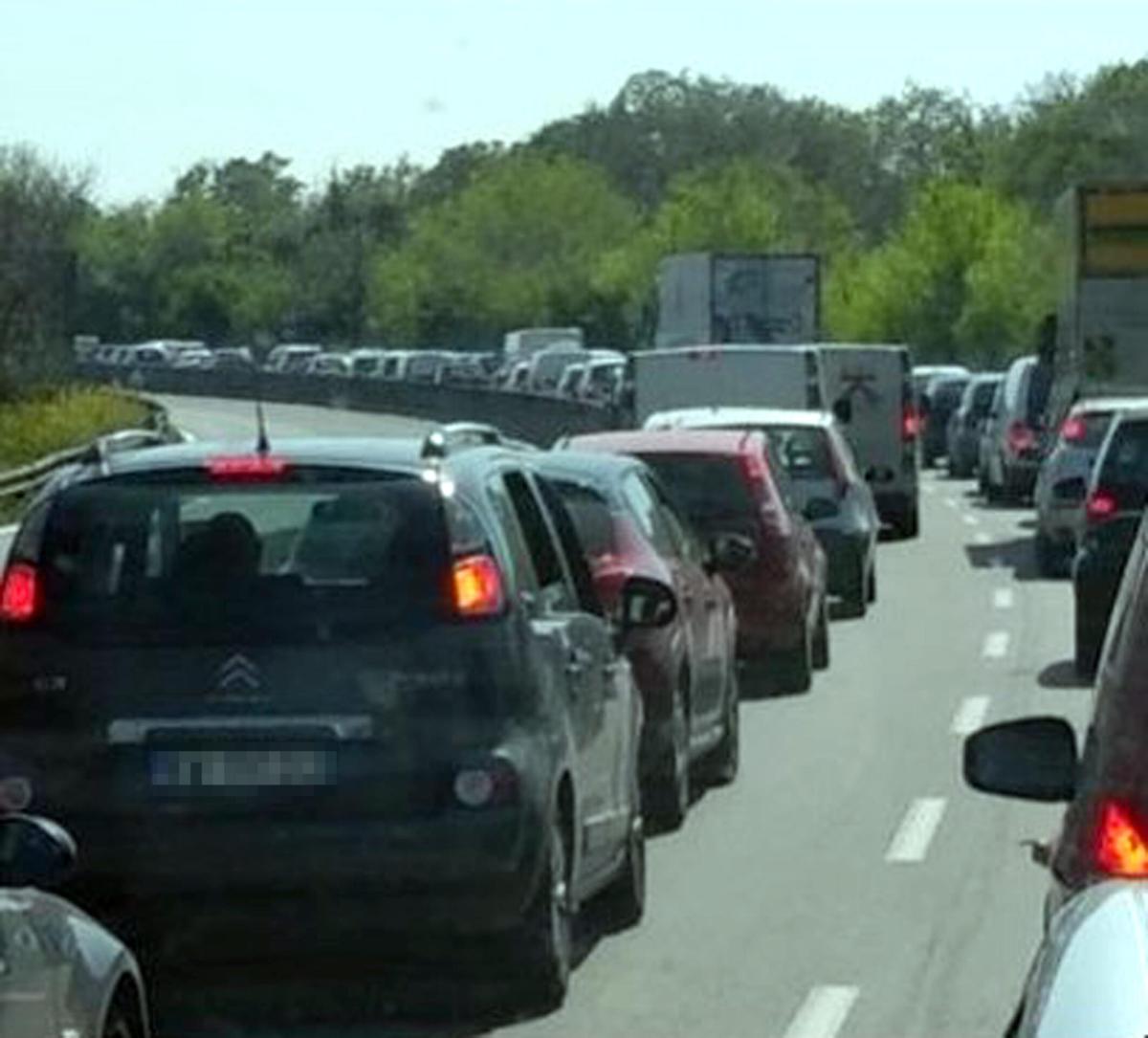 Auto a fuoco sulla Pontina nei pressi di Aprilia, strada paralizzata