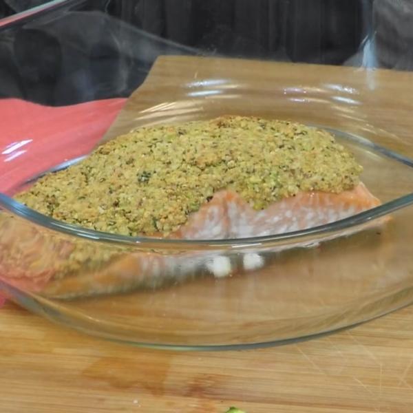 Come fare il salmone in crosta di pistacchi con la video ricetta