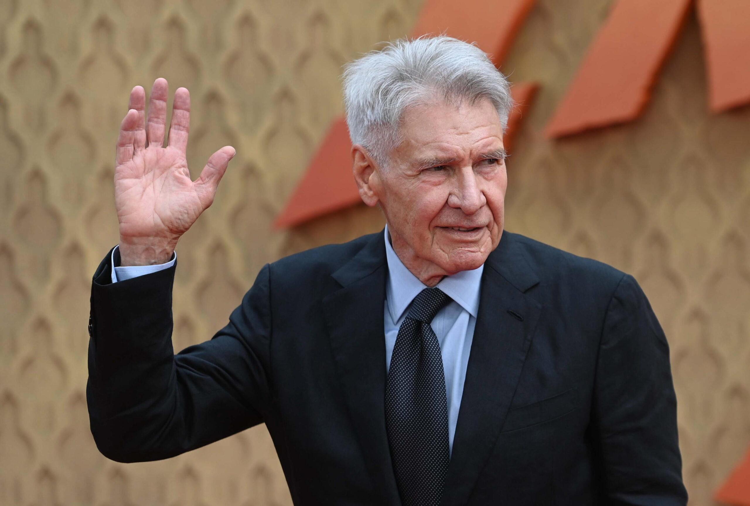 Paura per la salute di Harrison Ford: i fan notano qualcosa all’evento Disney “D23” | VIDEO