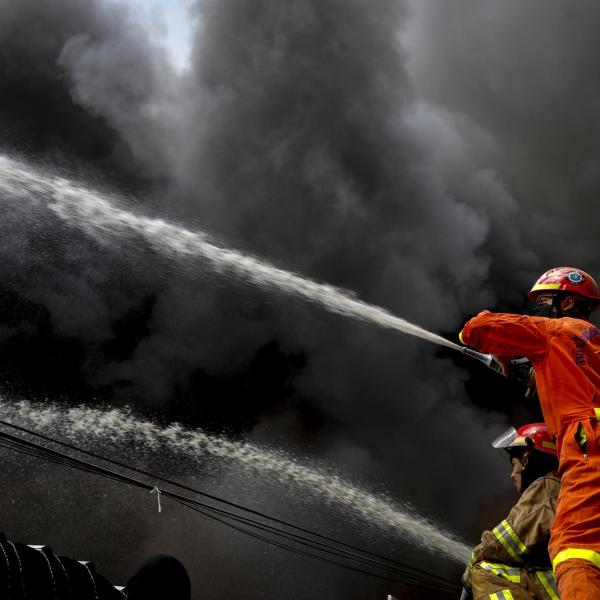 Bari, incendio in via Salvemini: a fuoco un furgoncino