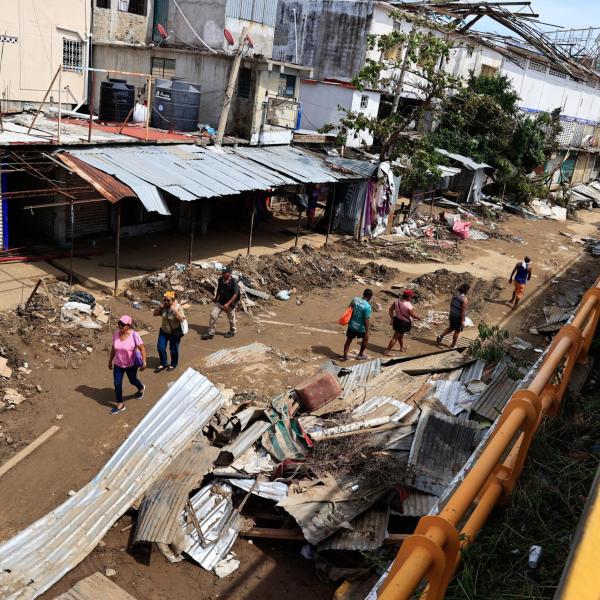 Messico, l’uragano Otis devasta Acapulco: sale a 39 la conta delle vittime