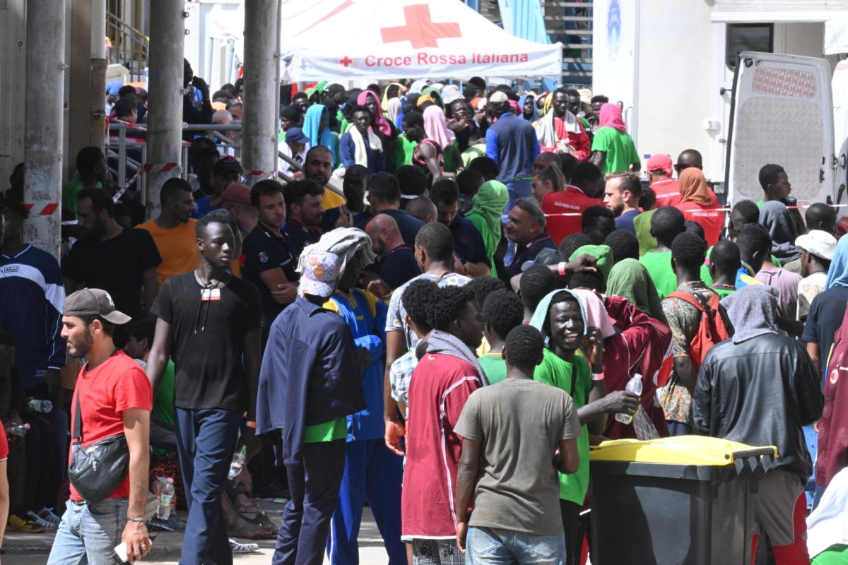 Caos migranti da Lampedusa a Porto Empedocle, il sindaco Calogero M…