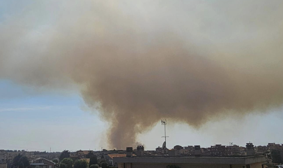 Roma, una serie di incendi fra Muratella e Massimina provoca un’alta colonna di fumo: cos’è successo?