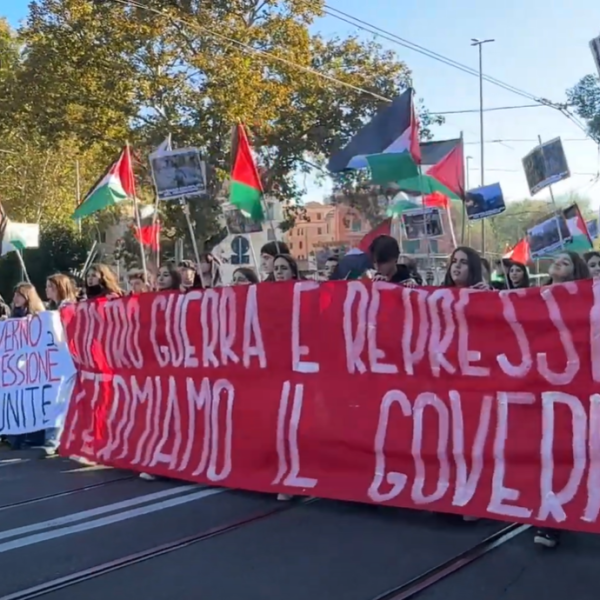 Sciopero nazionale scuola 15 novembre, corteo a Roma contro “il governo sionista e fascista”| FOTO&VIDEO