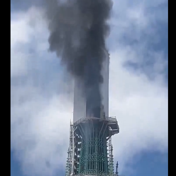 Francia, incendio alla cattedrale di Rouen: una guglia va in fiamme. Vigili del Fuoco sul posto| VIDEO