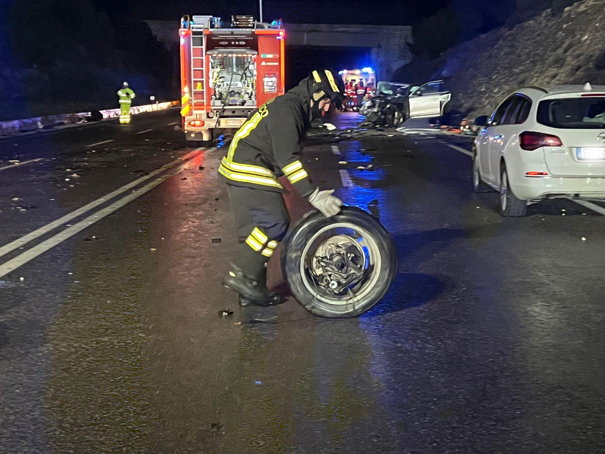 Tragico incidente nel Tarantino: morti tre giovanissimi, uno è ferito. A dare l’allarme i genitori di passaggio sulla stessa strada