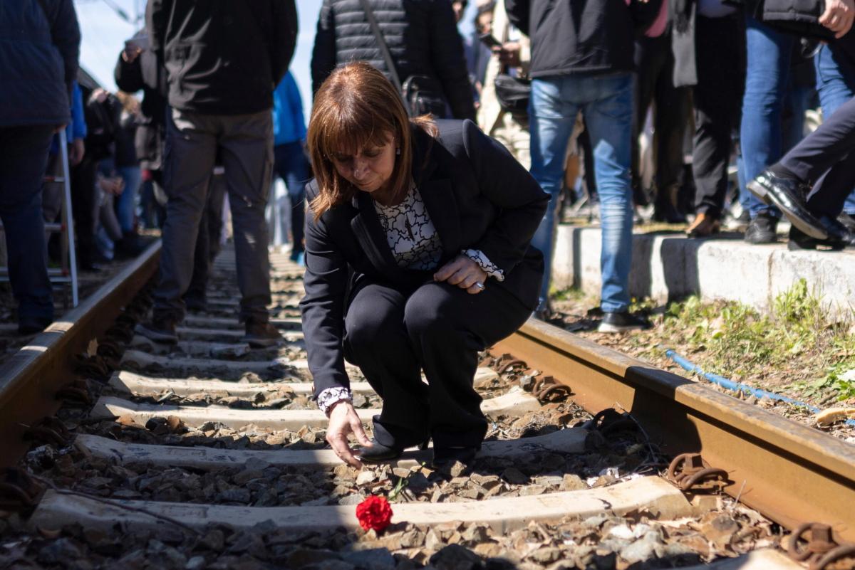 Auschwitz: la turista che prende il sole, il 25 aprile e Mattarella…