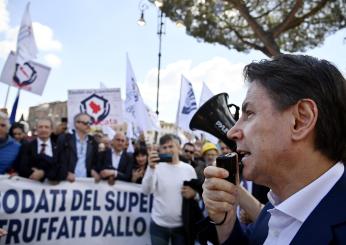 Massa, Giuseppe Conte aggredito da un No Vax: il leader del M5S colpito al volto