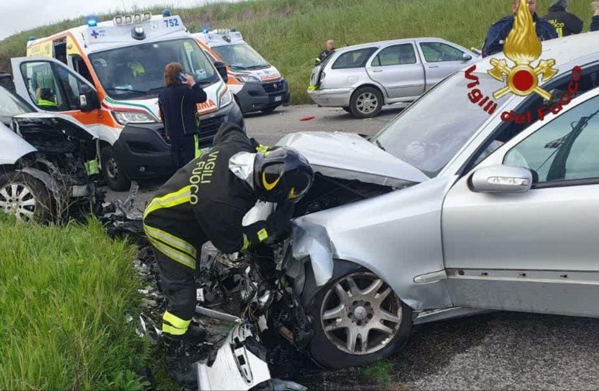 Roma, incidente sulla via Pontina all’altezza di Ardea: scontro fra tre auto, morta una bambina di 8 anni