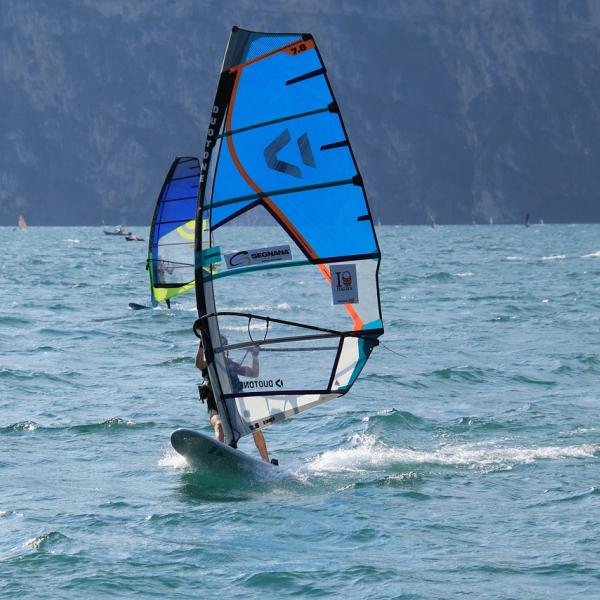 Quali sono i benefici del windsurf: lo sport che fa bene al cuore è adatto a tutti?