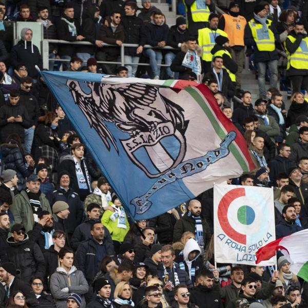 Roma-Lazio, cori razzisti verso Abraham e Lukaku durante il derby: Curva Nord a rischio squalifica