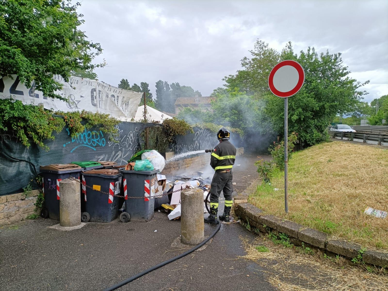 Incendio a Roma in via Cilicia,  fiamme all’ingresso del ristorante Ar Montarozzo | VIDEO TAG24