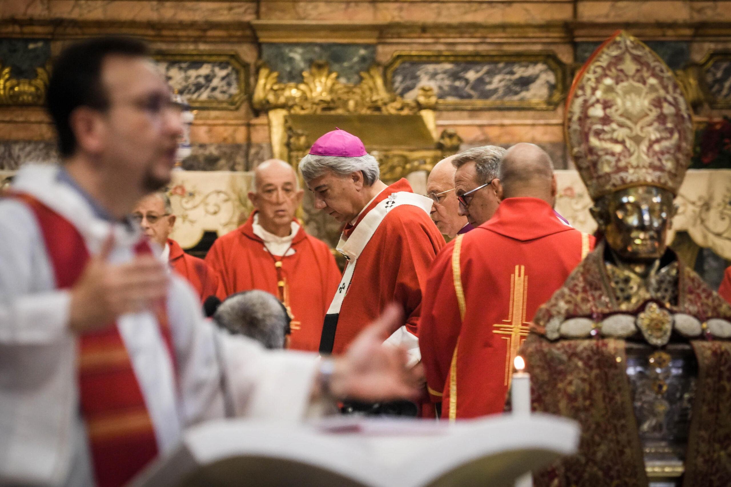 A Napoli la Curia denuncia quattro falsi preti, la difesa di uno di loro: “Non prendiamo in giro i fedeli, sanno in nome di chi predichiamo”