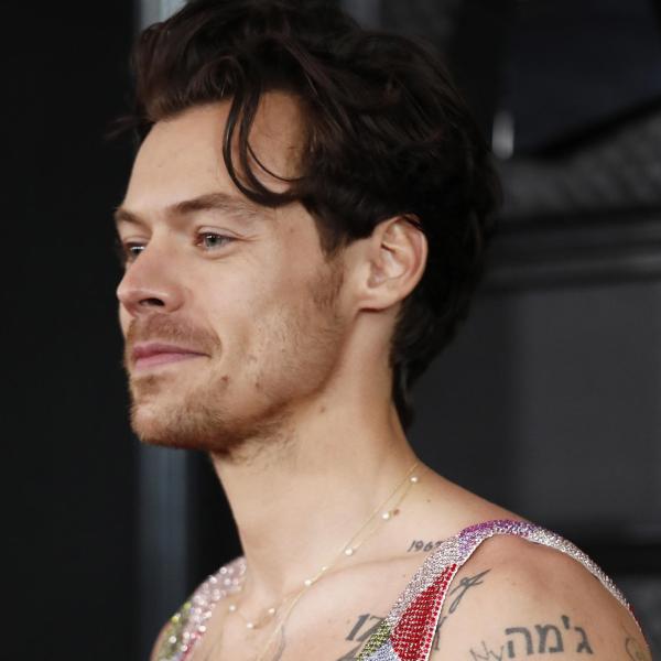 Harry Styles a Bolsena, la popstar si rilassa con la modella Jacquelyn Jablonski e James Corden. Ha un nuovo tatuaggio in italiano? Fan impazziti