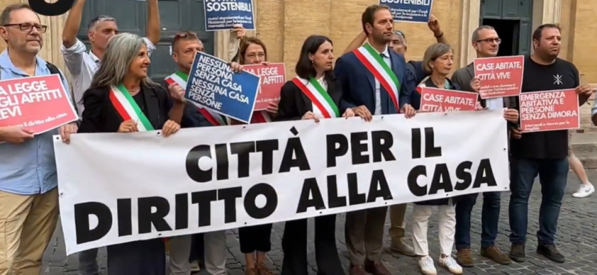 Emergenza casa, sit-in a Roma e l’allarme degli amministratori locali: “Politiche strutturali o rischio bomba sociale” | VIDEO