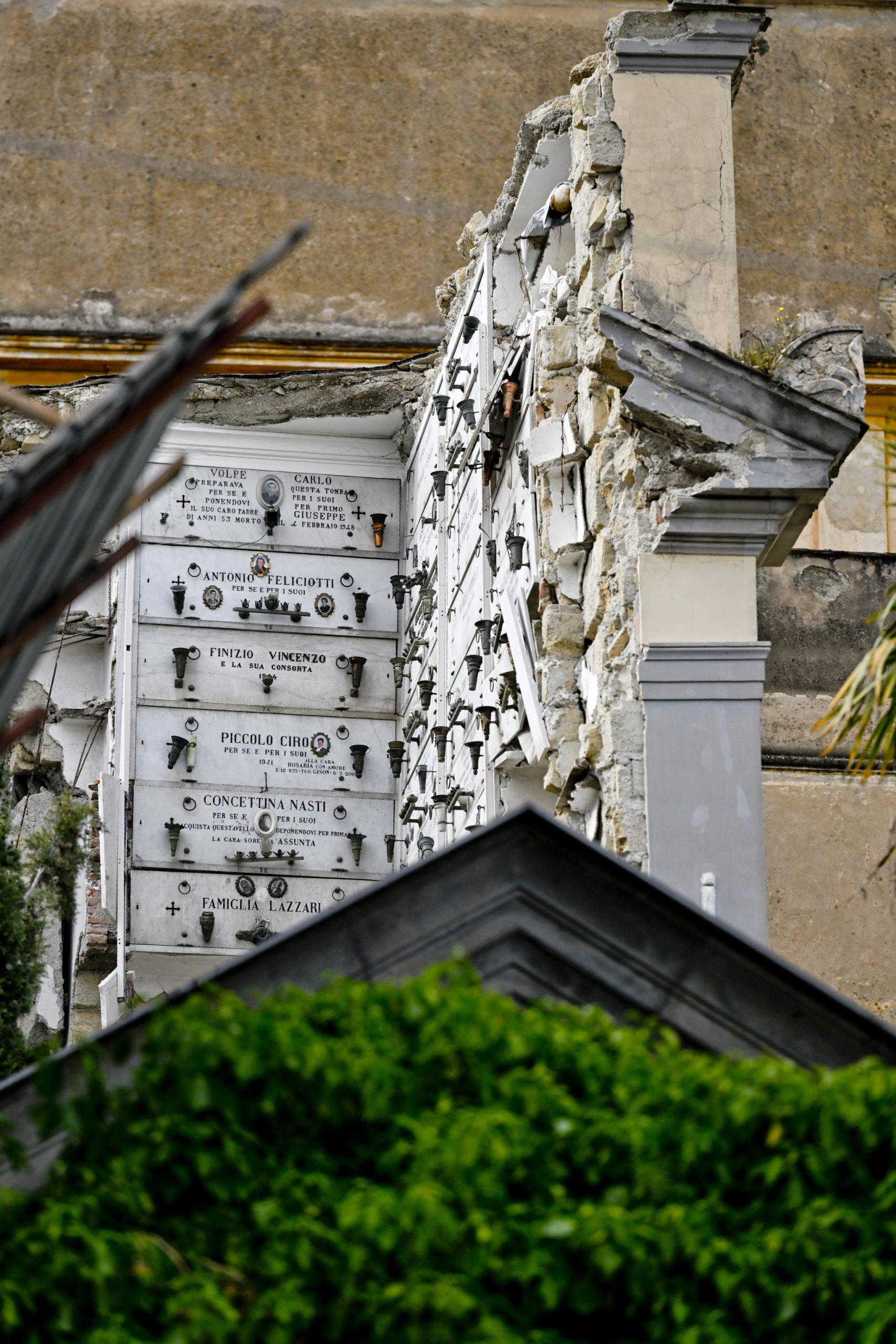 Cimitero di Poggioreale, un nuovo crollo e bare sospese nel vuoto