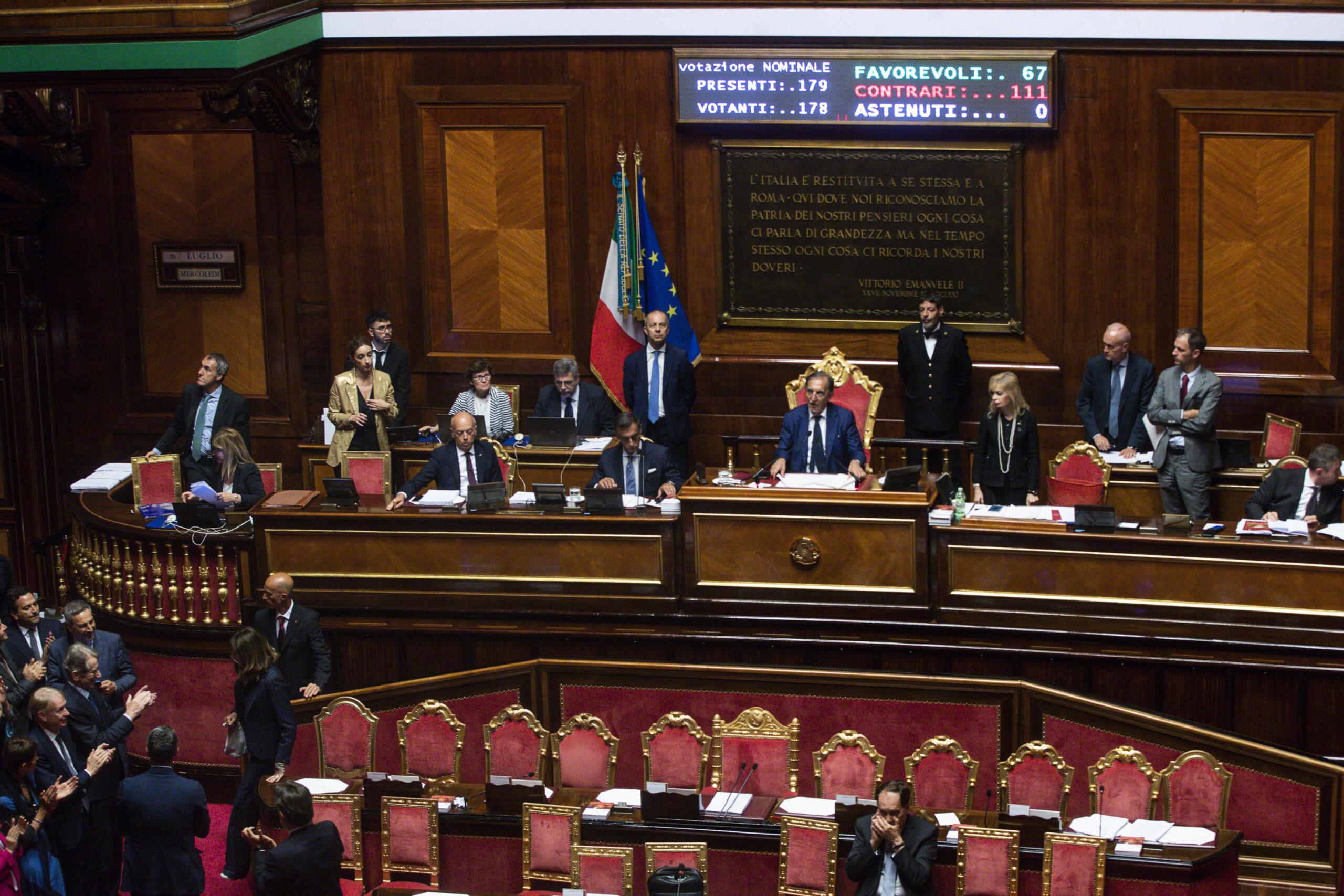 Santanchè, l’ira di Conte contro IV e Azione che disertano l’aula: “Sono complici”. Pd e Italia Viva: “La Ministra non può continuare il mandato” | VIDEO