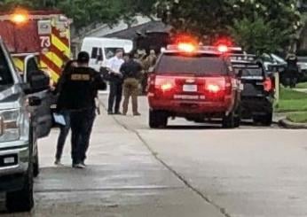 Texas, donna entra in chiesa a Houston e spara sui fedeli: uccisa dalla polizia