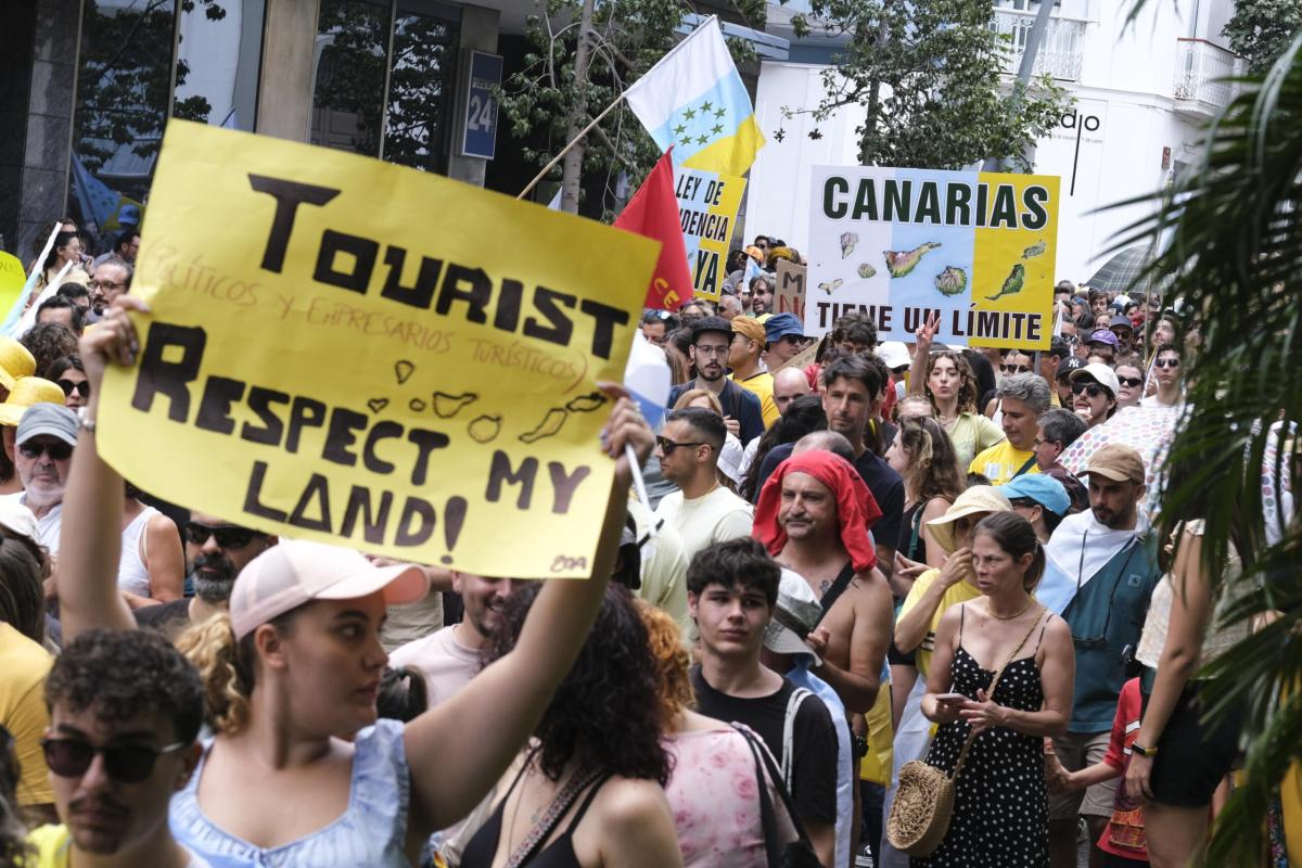 Spagna, migliaia di persone protestano alle Isole Canarie contro il turismo di massa