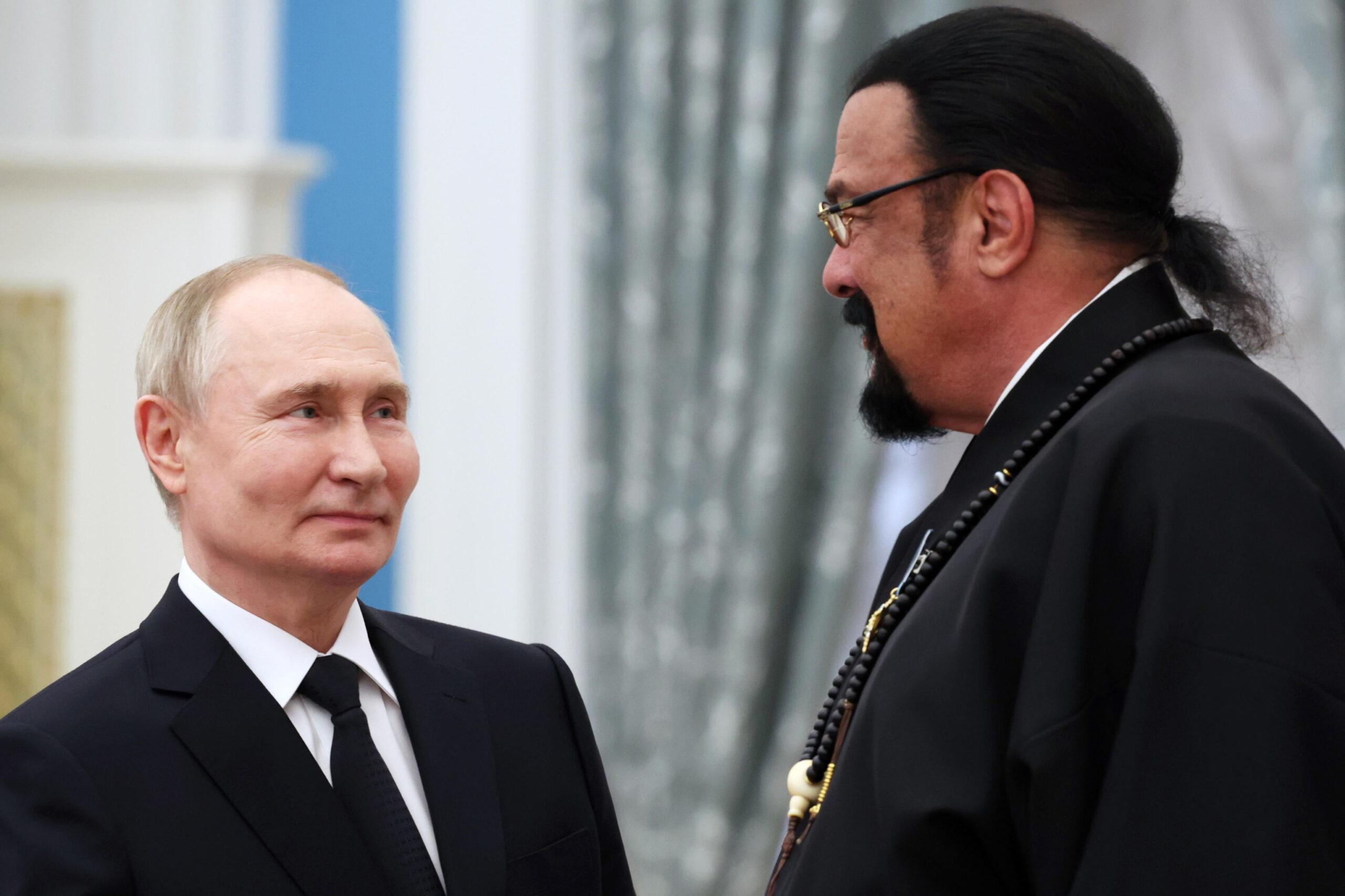 Steven Seagal: “Morirei per Putin”. Come l’attore è diventato un caro amico del presidente russo?