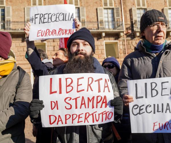 Detenzione immotivata e “tortura bianca”: il dramma silenzioso di Cecilia Sala in Iran