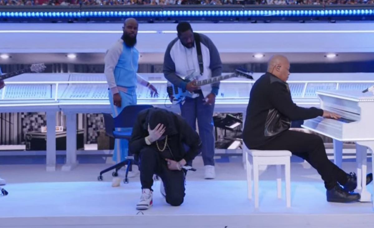 Ecco perché Eminem era in ginocchio contro il razzismo al Super Bowl