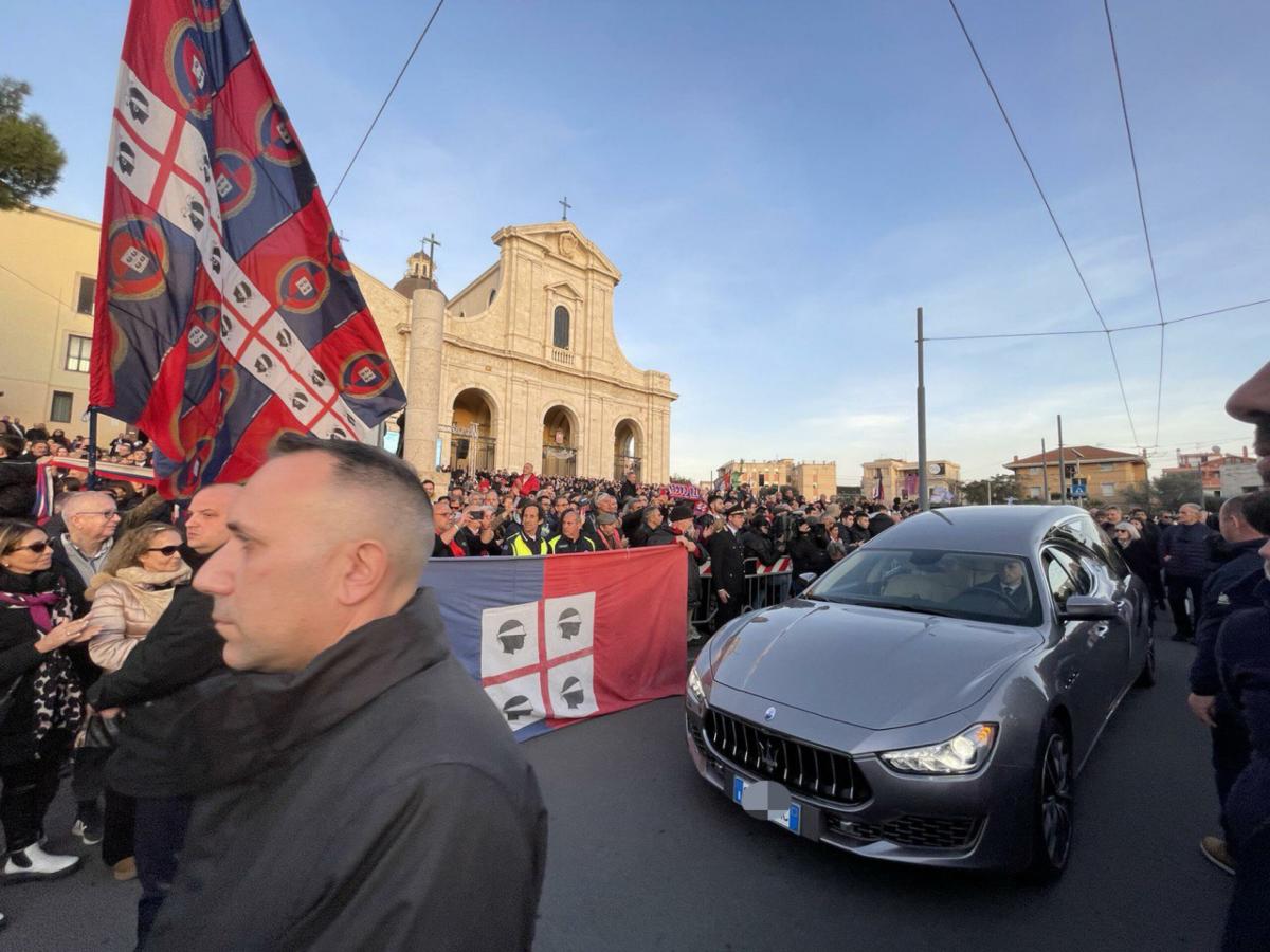 Addio a Gigi Riva, in 30.000 per i funerali a Cagliari