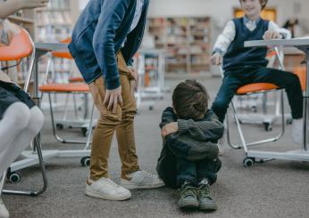 Bologna, bullismo e soprusi dentro e fuori da scuola: denunciato un 14enne