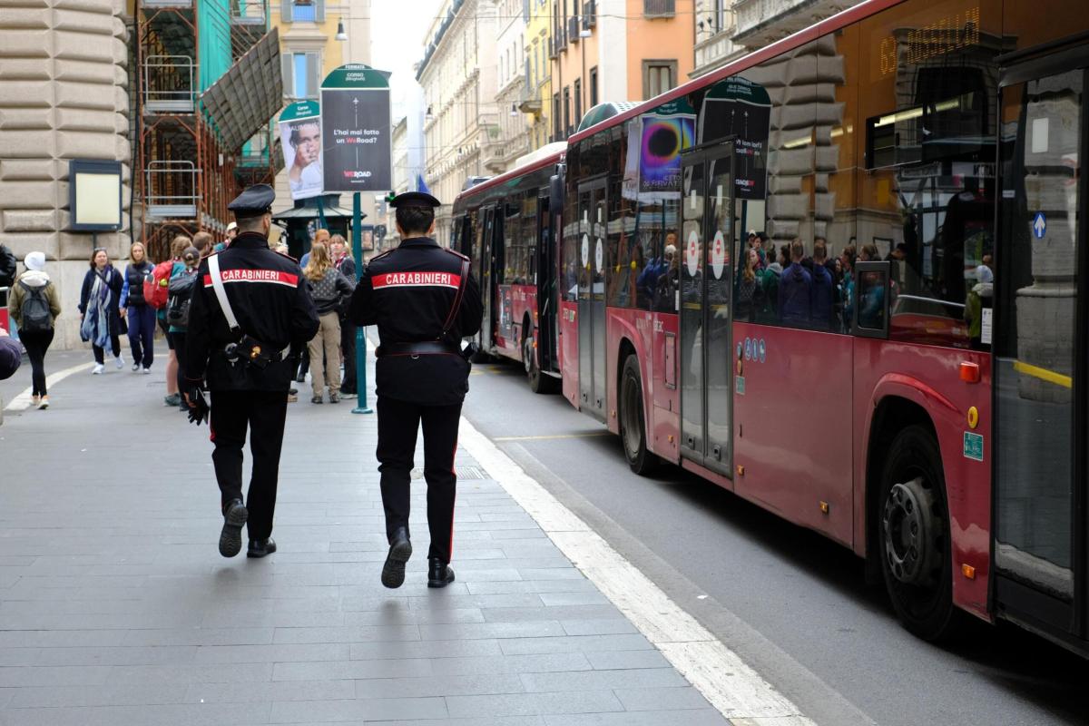 Roma, autista di un bus prima aggredito e poi rapinato durante il s…