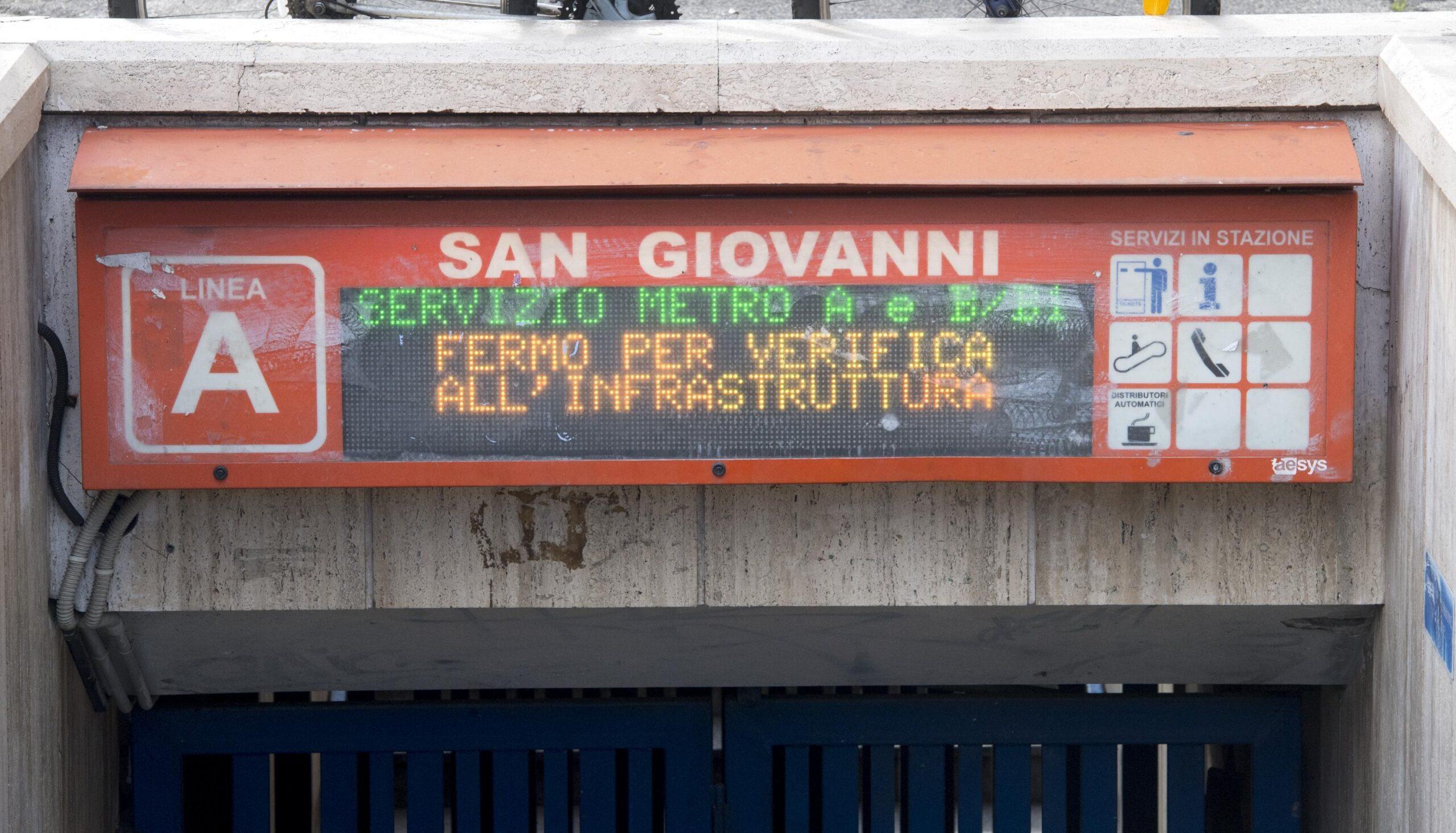 Caos a Roma, guasto alla metro A e la città va in tilt: stop alle corse da San Giovanni ad Anagnina