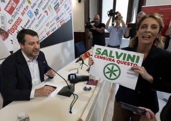 Cannabis, Salvini contestato davanti alla stampa estera con una irruzione della candidata di Più Europa. Il leader della Lega: “Fai l’amore, non farti le canne” | VIDEO