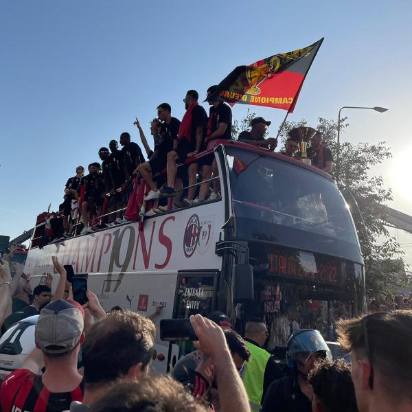 Festa scudetto Milan: sfilata tricolore dei rossoneri in città – VIDEO