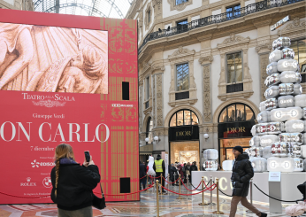 Milano, in Galleria Vittorio Emanuele Caterina Caselli inciampa sulle guide elettriche e si rompe l’omero: “Fate attenzione, un pericolo per tutti”