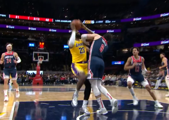 NBA, LeBron tira una gomitata ad Avdija e prende il flagrant foul | VIDEO