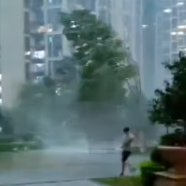 Cina, tornado a Guangzhou: grandine e piogge su tutta la città, pericolo inondazioni | VIDEO