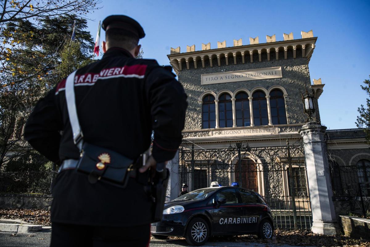 Armato di pistola sul tetto di una scuola: terrore a Napoli