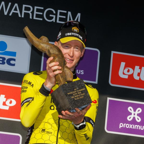 Dwars door Vlaanderen 2024, Jorgensen vince ma è shock dopo la caduta: Van Aert in ambulanza