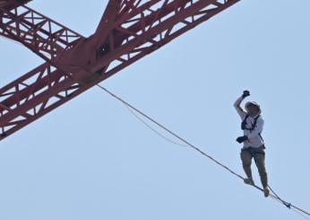 Chi è Jaan Roose, lo slackliner che ha attraverso lo Stretto di Messina camminando su un filo