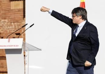 Puigdemont arriva a Barcellona, parla e poi scappa: la beffa del travestimento “frega” i Mossos