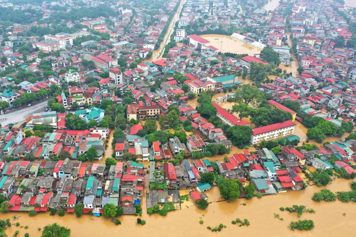 Vietnam, inondazioni dopo il passaggio del tifone Yagi: morte 82 persone e 64 dispersi, decine di migliaia di sfollati | FOTO E VIDEO