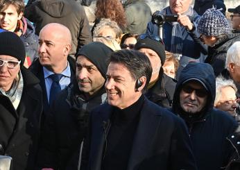 Palermo, Giuseppe Conte in visita allo Zen e ai Danisinni. Incontra i percettori del rdc. Accolto con abbracci e selfie