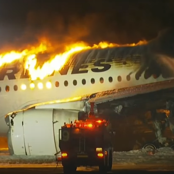 Giappone, un aereo prende fuoco mentre sta atterrando: paura all’aeroporto di Tokyo| VIDEO