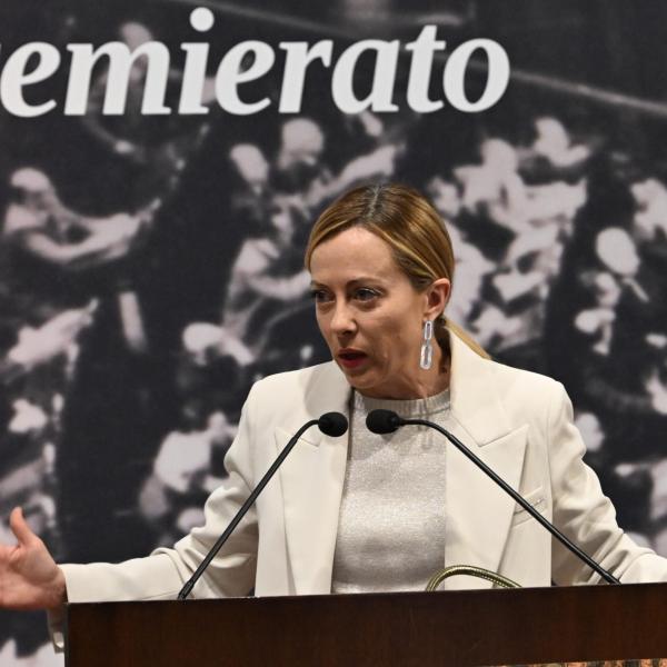 Meloni all’incontro ‘La Costituzione di tutti’ spinge per il premierato: “Dà stabilità, sbagliato l’approccio ideologico” | VIDEO