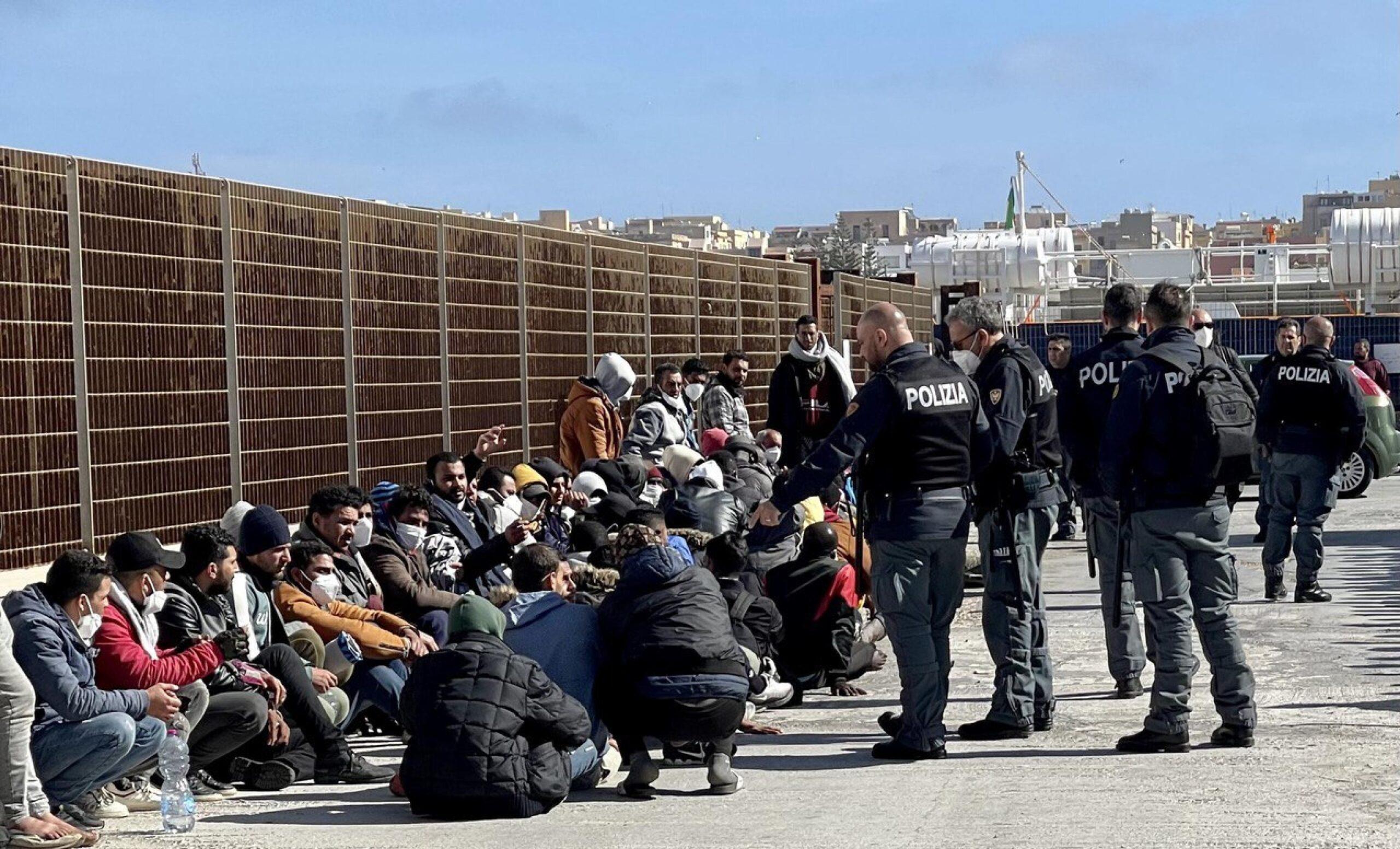 Migranti, nuovi sbarchi a Lampedusa: più di 800 arrivi nel giro di 24 ore