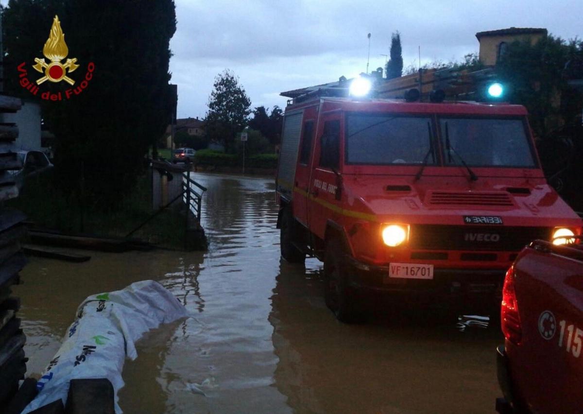 Siena, un violento nubifragio allaga la città: l’inondazione crea d…