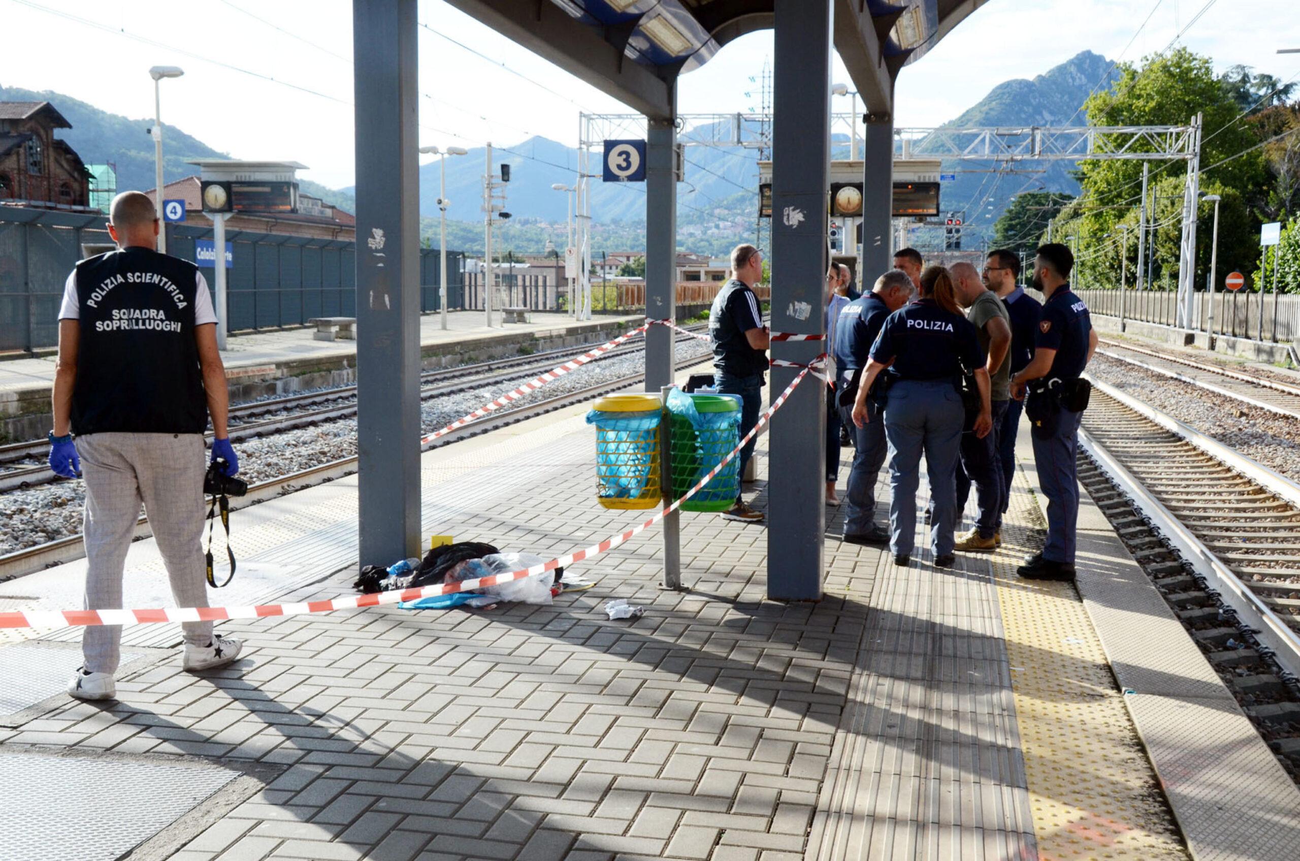 Calolziocorte (Lecco), giovane ucciso davanti alla madre in stazione: fermato un 25enne. Si indaga sul movente