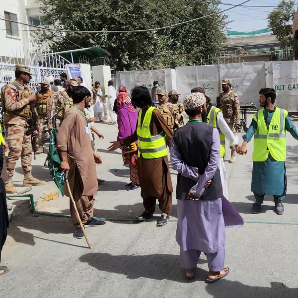 Pakistan, kamikaze attacca una moschea: 52 morti e 60 feriti a causa della bomba